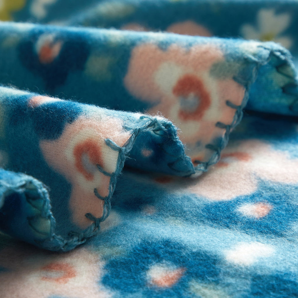 Mainstays Cozy Fleece Throw Blanket Delightful Floral 50" x 60", All Ages - Image 4