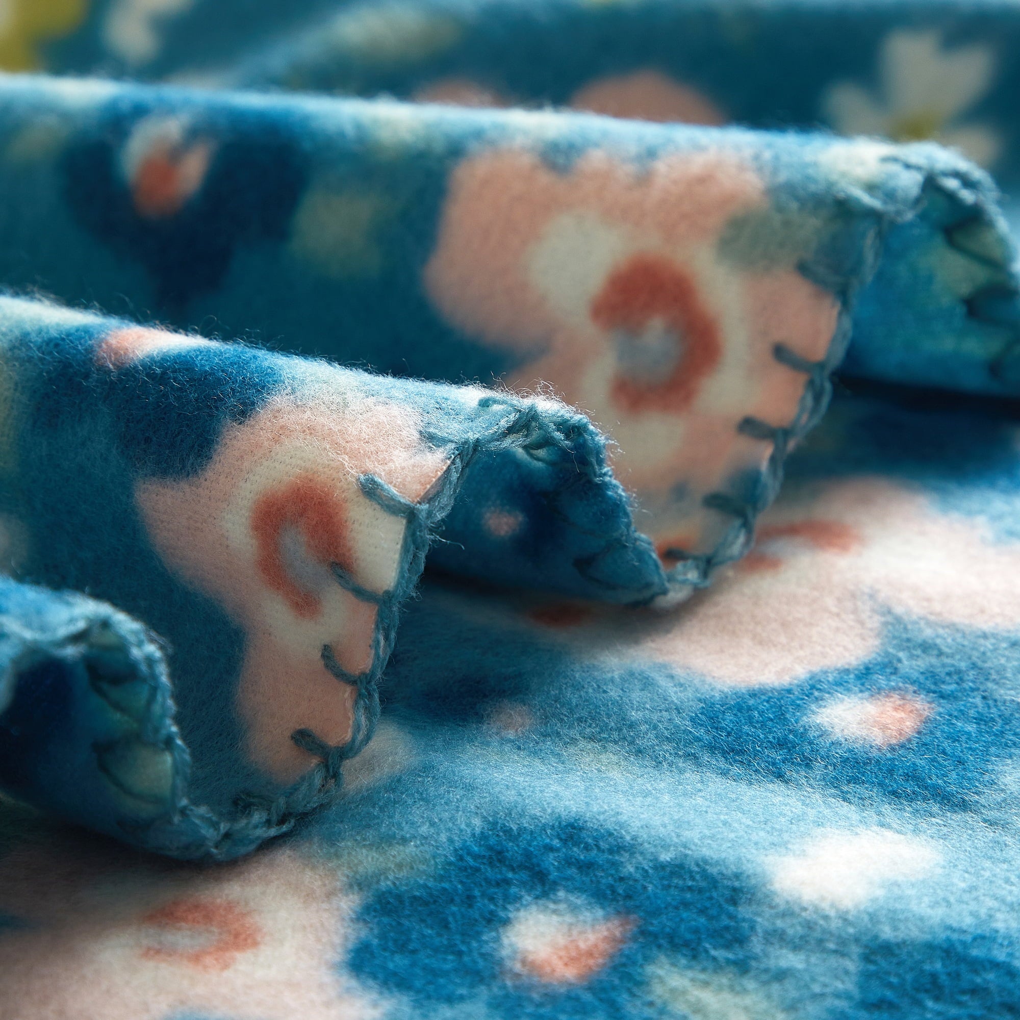 Mainstays Cozy Fleece Throw Blanket Delightful Floral 50" x 60", All Ages - Image 4
