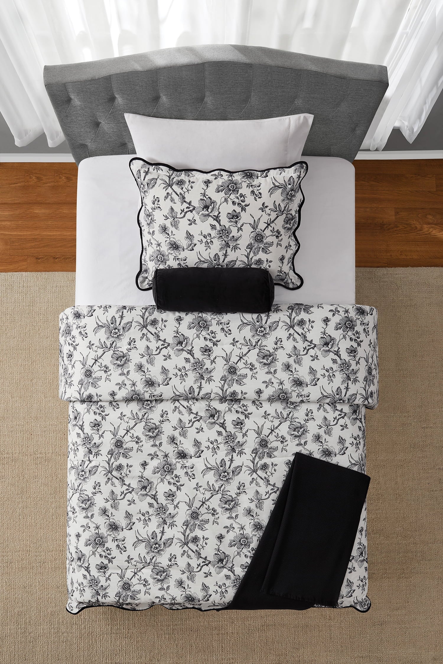 Mainstays Floral Scallop 4-Piece White/Black Comforter Set, Twin/Twin XL - Image 2