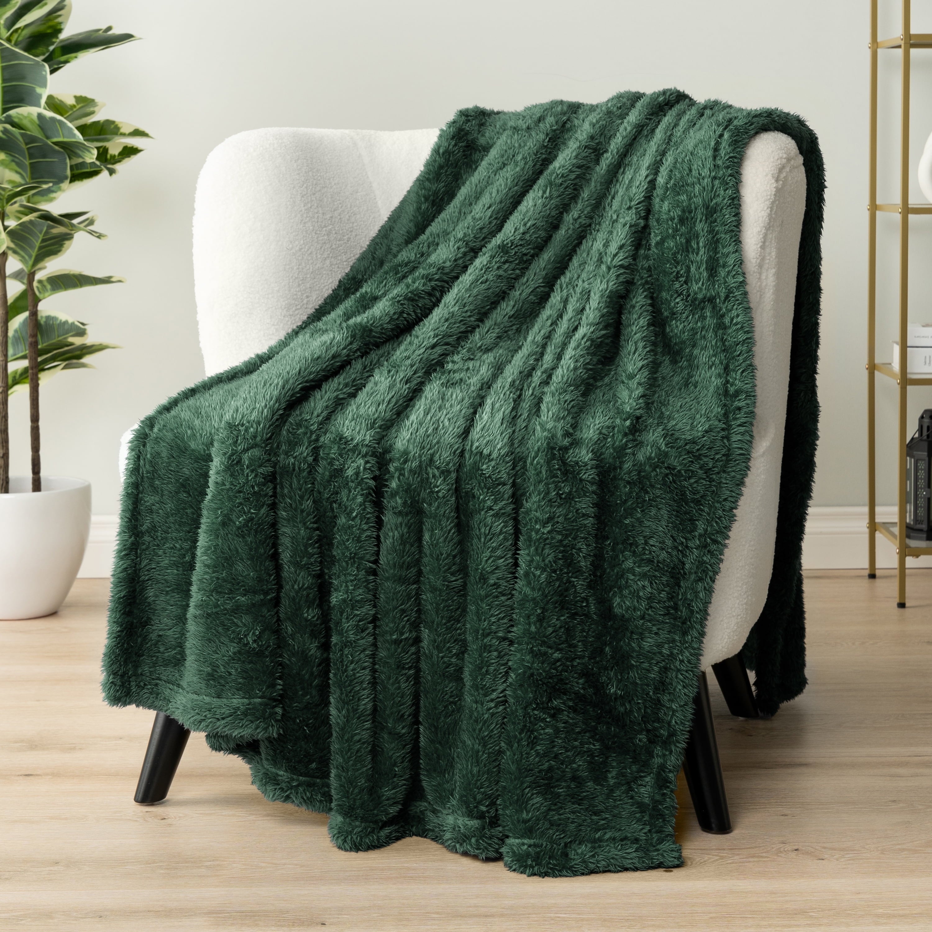 PAVILIA Sherpa Throw Blanket For Couch Sofa, Emerald Green Fluffy Warm Plush Blanket for Bed, Cozy Super Soft Lightweight Throw, Fuzzy Decor