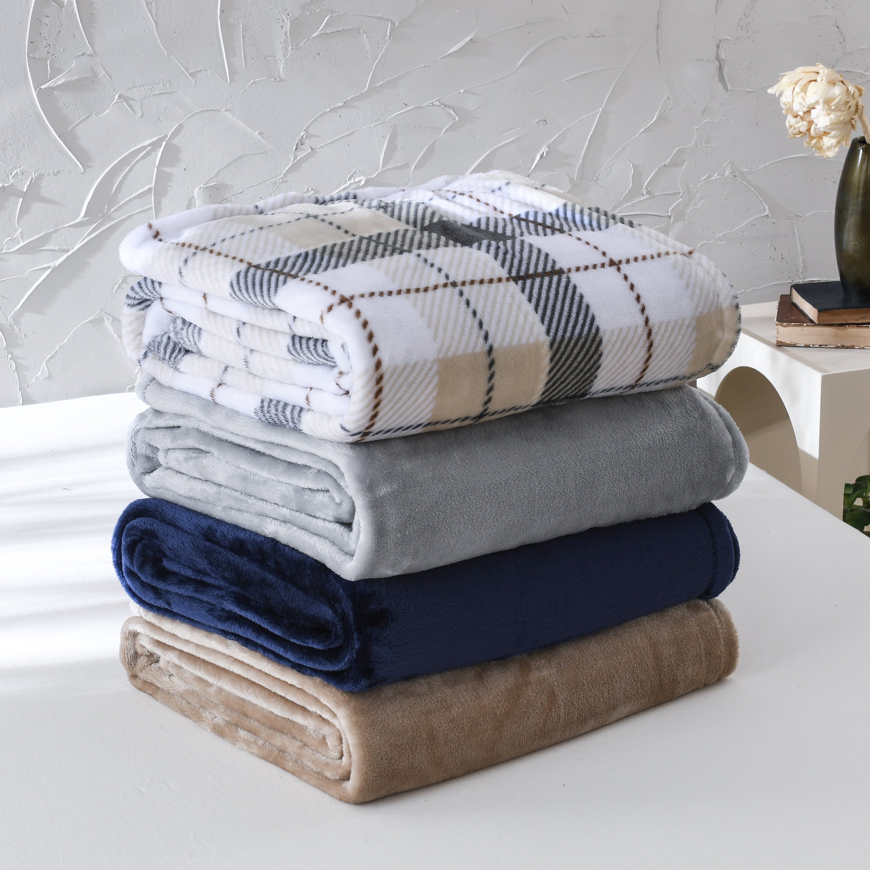 Mainstays Super Soft Plush Blanket, Gray, Twin, Adult/Teen - Image 4
