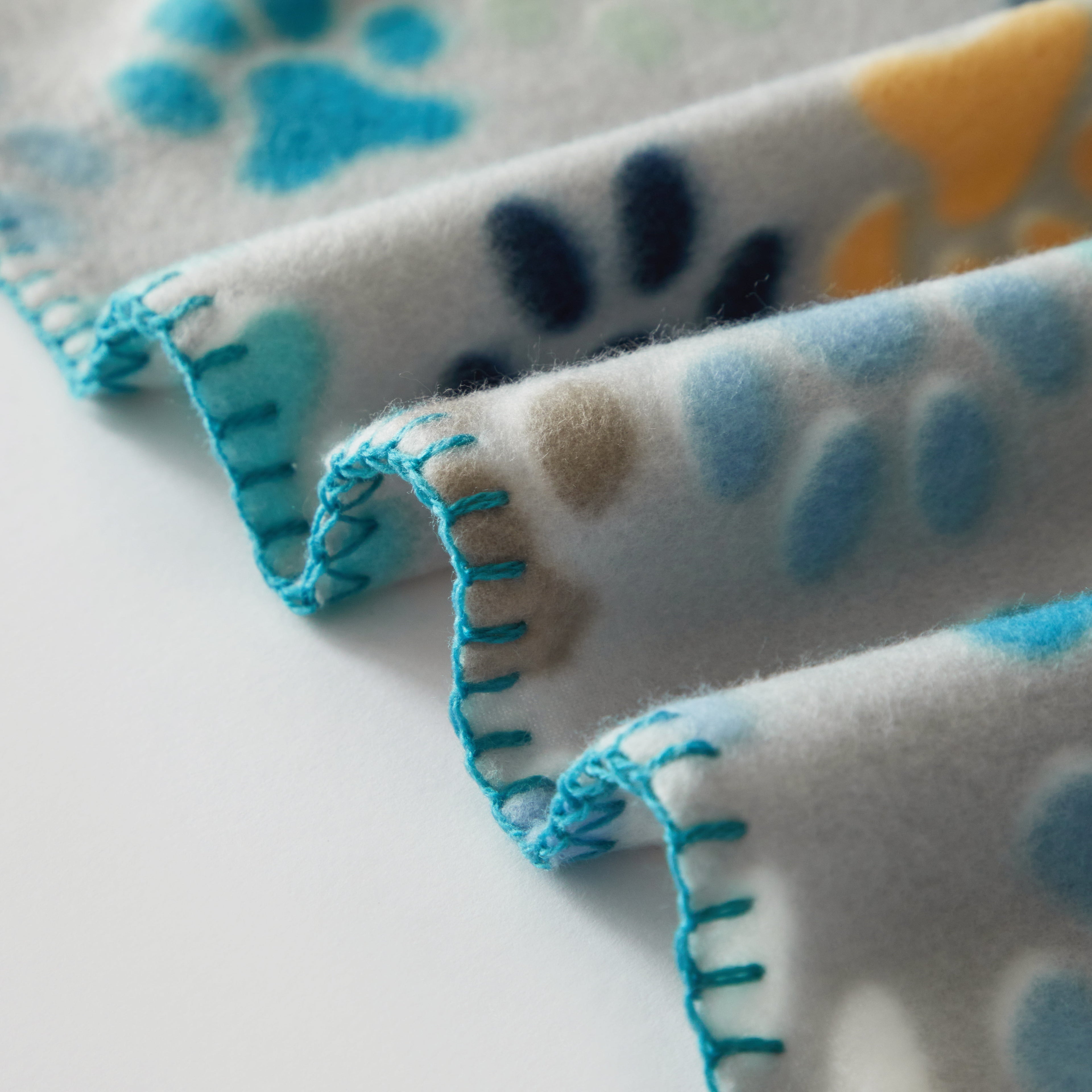 Mainstays Cozy Fleece Throw Blanket, Gray Paw 50" x 60", All Ages - Image 5